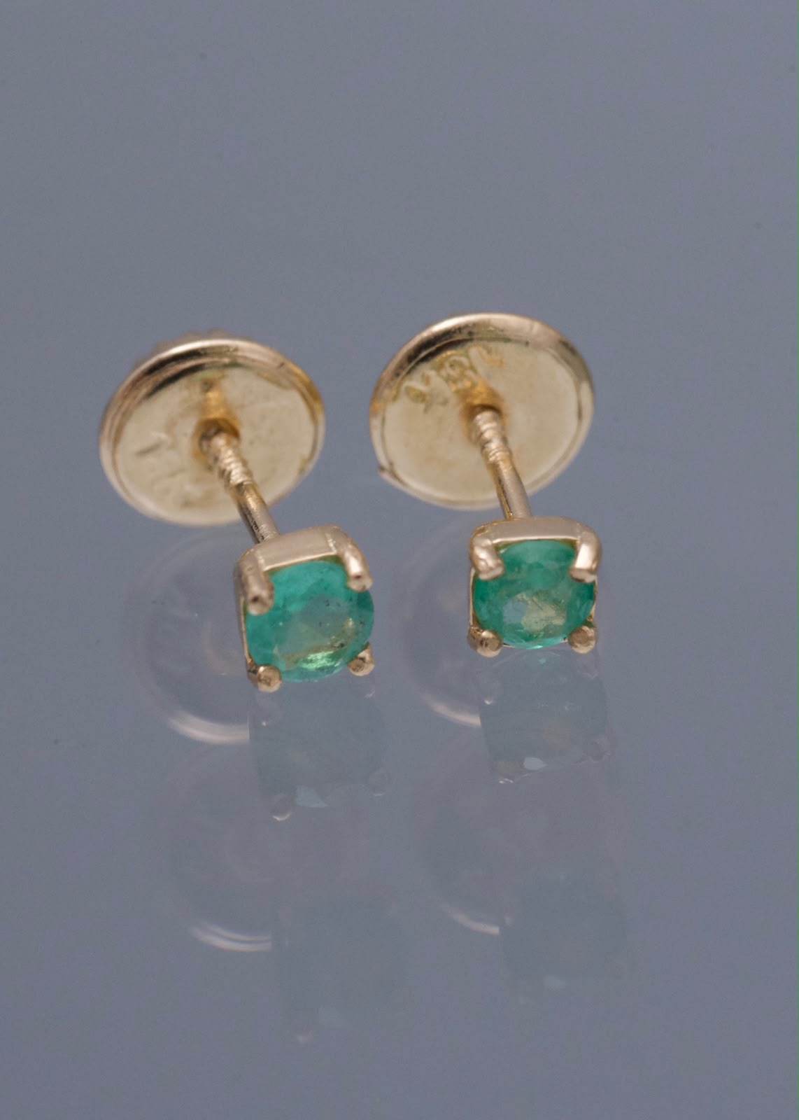 Topos con 21pts de Esmeralda 0.55gr / 0.3cm / 3.2mm — Oro Amarillo