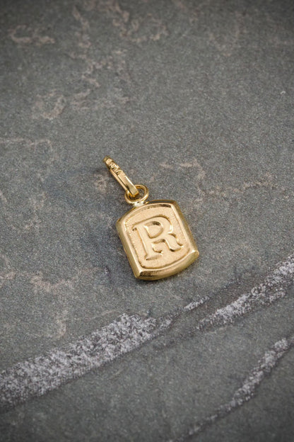 Dije Letra R 0.35gr / 1.5cm / 6.9mm — Oro Amarillo
