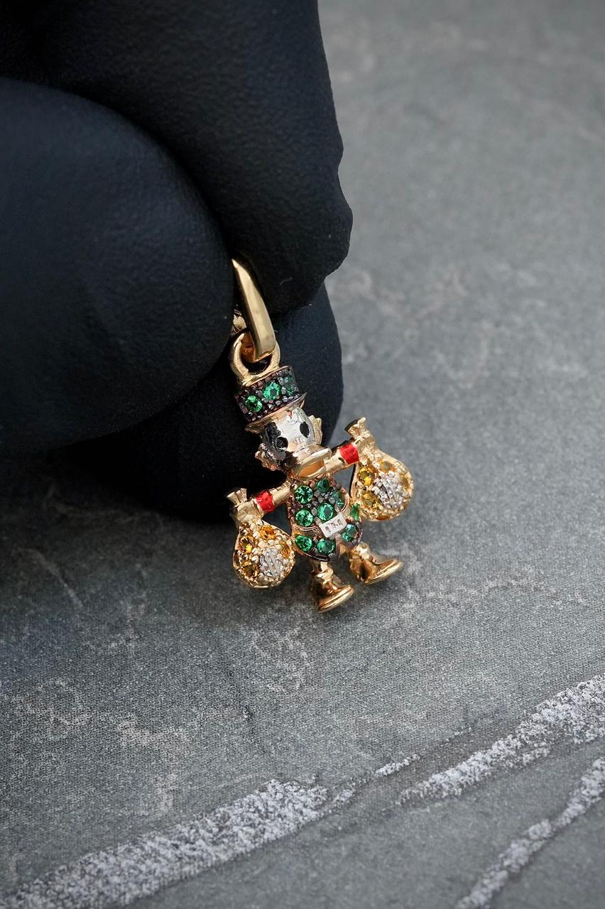 Dije tio rico con swarovski verde y amarillo 1.55gr / Largo 2.1cm — Oro Amarillo