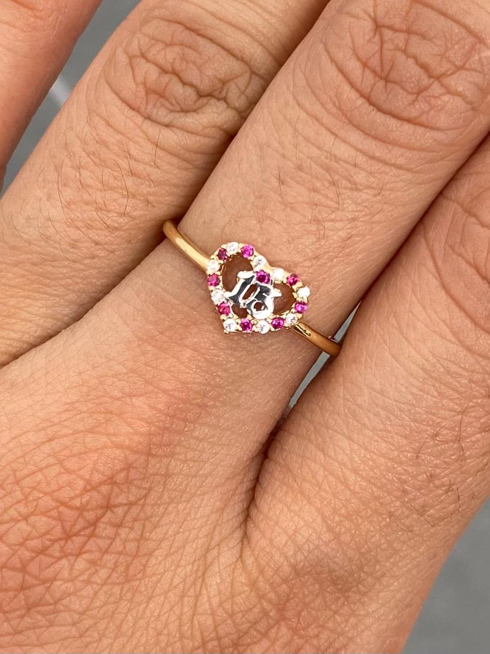 Anillo 15S con swarovski fucsia y blanco 1.4gr / Talla 6 — Oro Amarillo