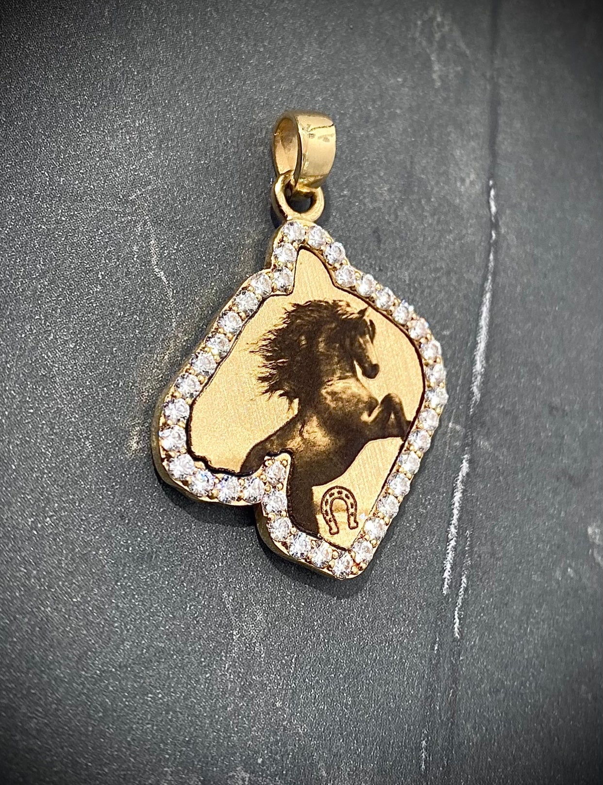 Dije de caballo 6.7gr / 3.4cm / Oro Amarillo Nac M