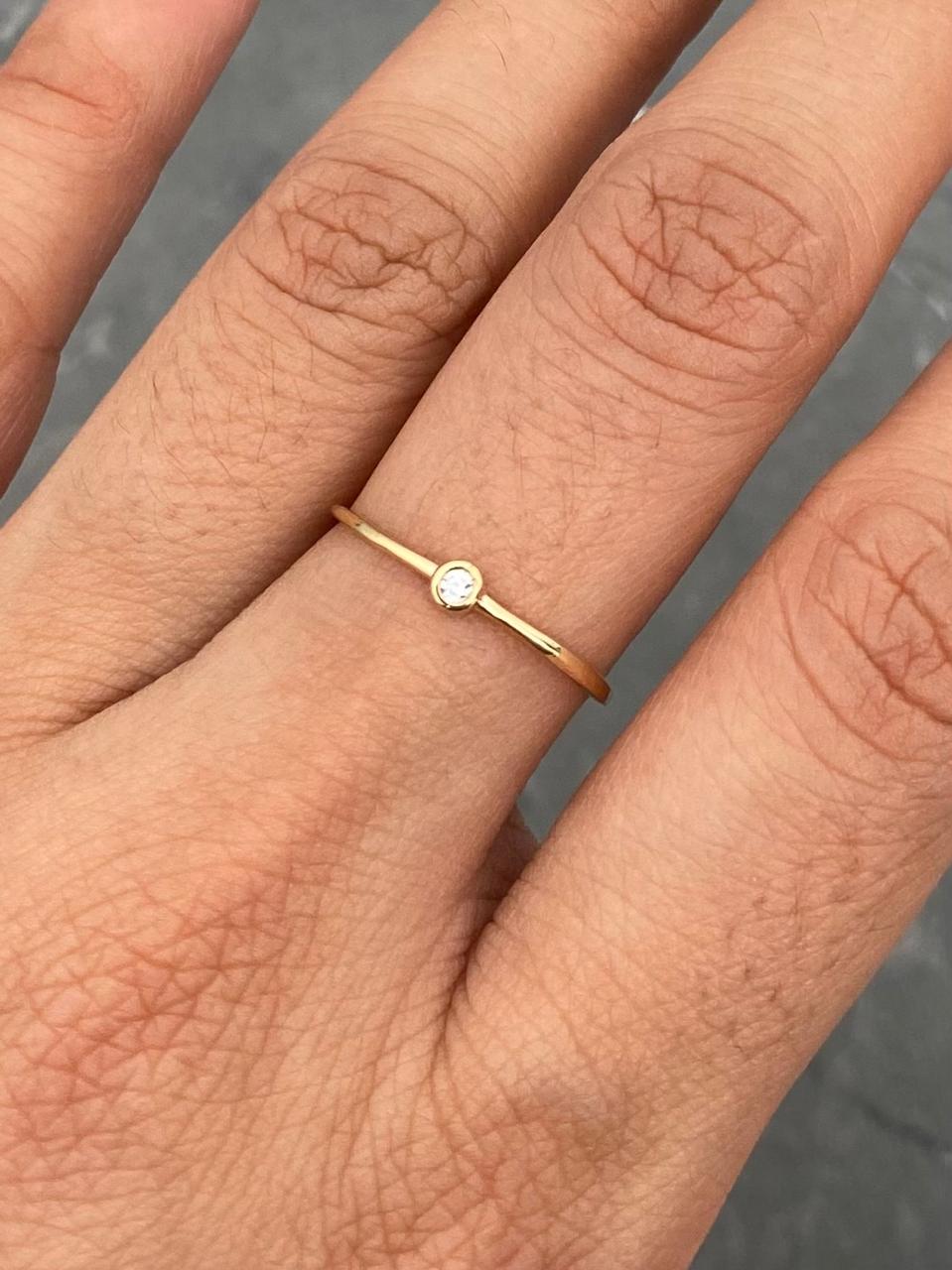 Solitario Con swarovski blanco 0.6gr / Talla 4 1/2 / Oro Amarillo Nac B