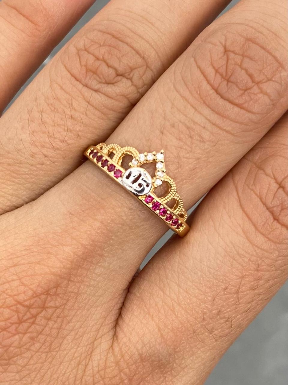 Anillo 15S con swarovski fucsia y blanco 2.25gr / Talla 7 1/4 — Oro Amarillo