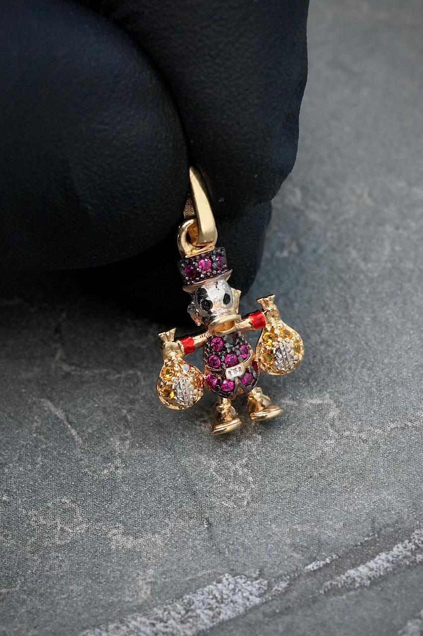 Dije tio rico con swarovski fucsia y amarillo 1.45gr / Largo 2.1cm — Oro Amarillo