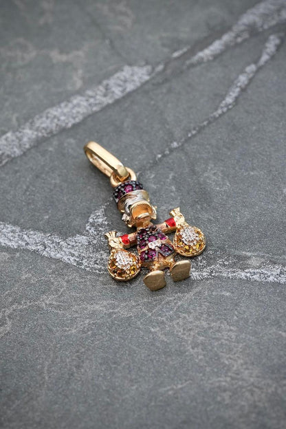 Dije tio rico con swarovski fucsia y amarillo 1.45gr / Largo 2.1cm — Oro Amarillo