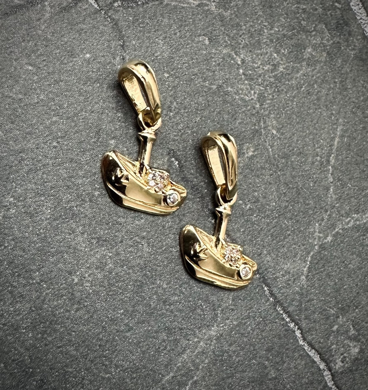 Dije de barco 0.8gr / Largo 1.8cm / Oro Amarillo Nac B