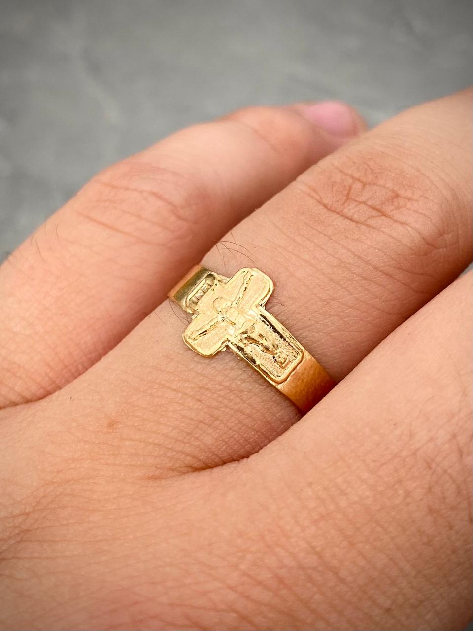 Anillo Cristo 1.4gr / Talla 8 1/4 — Oro Amarillo