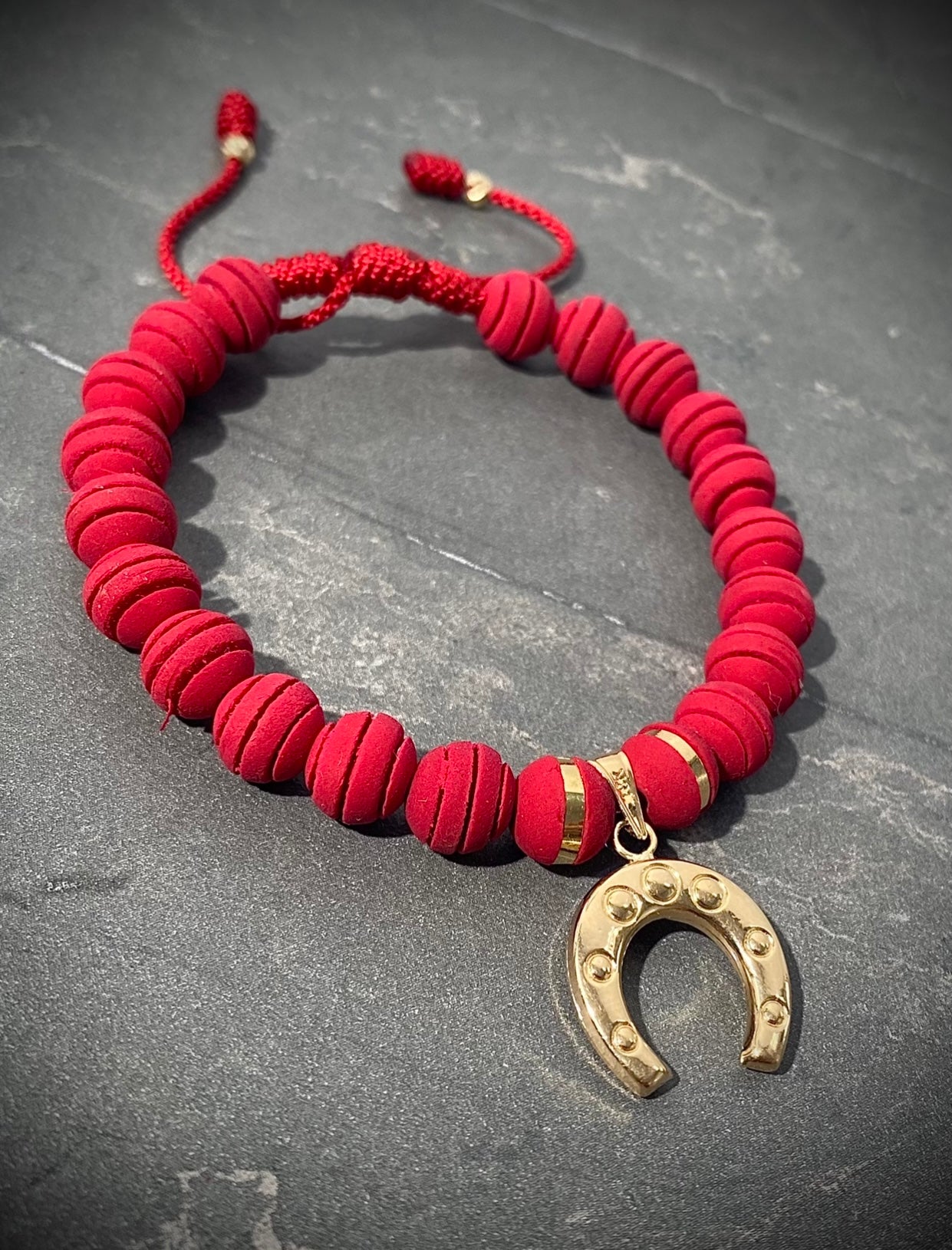 Pulsera en hilo rojo con dije de herradura 1.25gr / Oro Amarillo (Joya) M