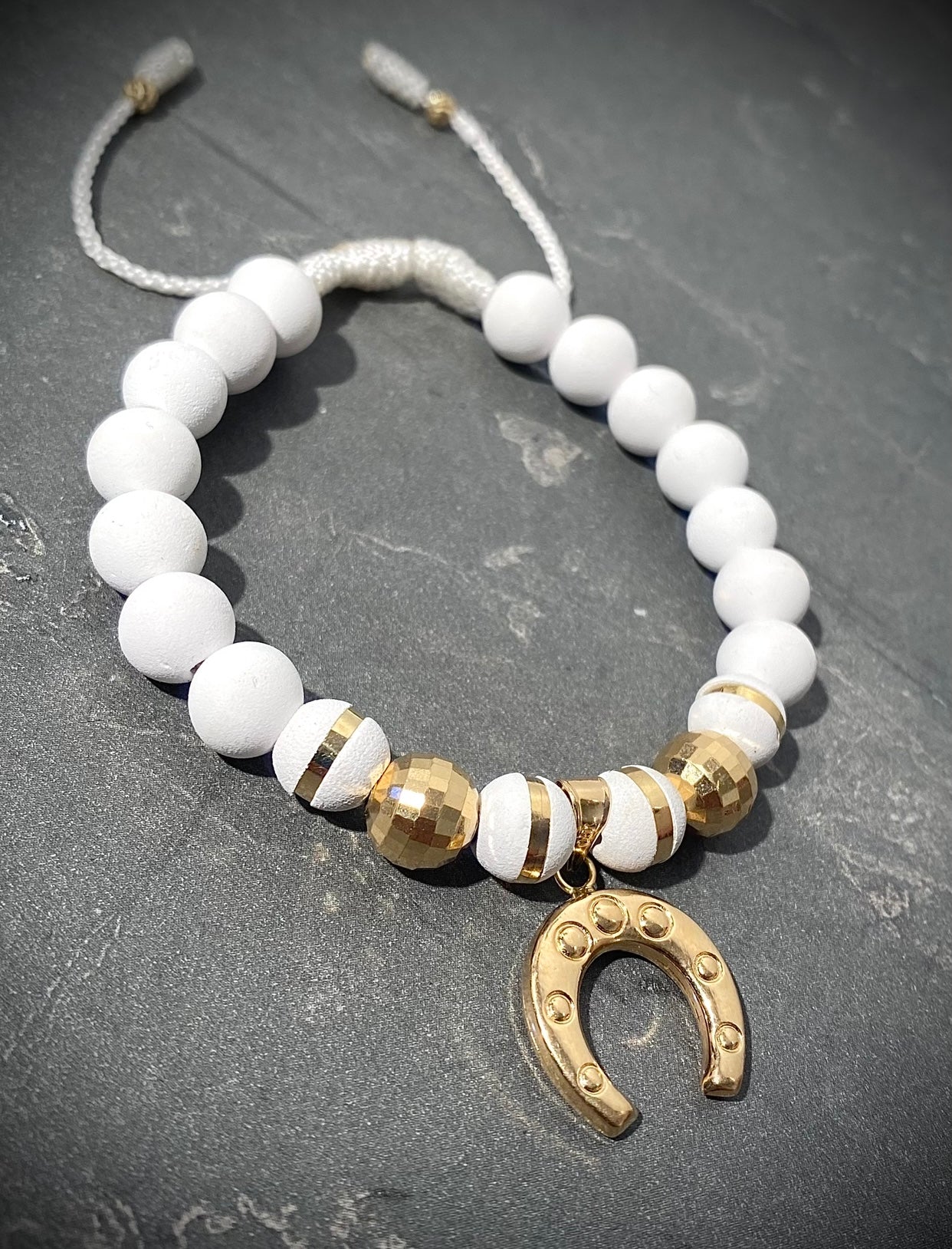 Pulsera en hilo blanco con dije de herradura 2.6gr / Oro Amarillo (Joya) M