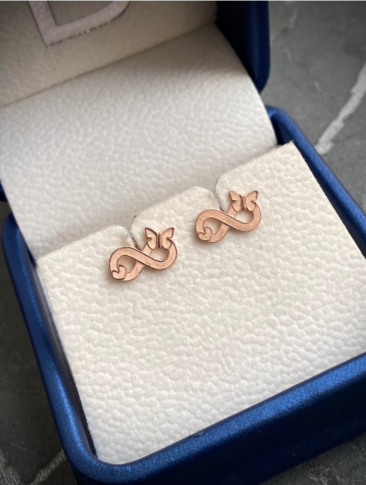 Topos de infinito con mariposa 1.5gr / Oro Rosado Nac B