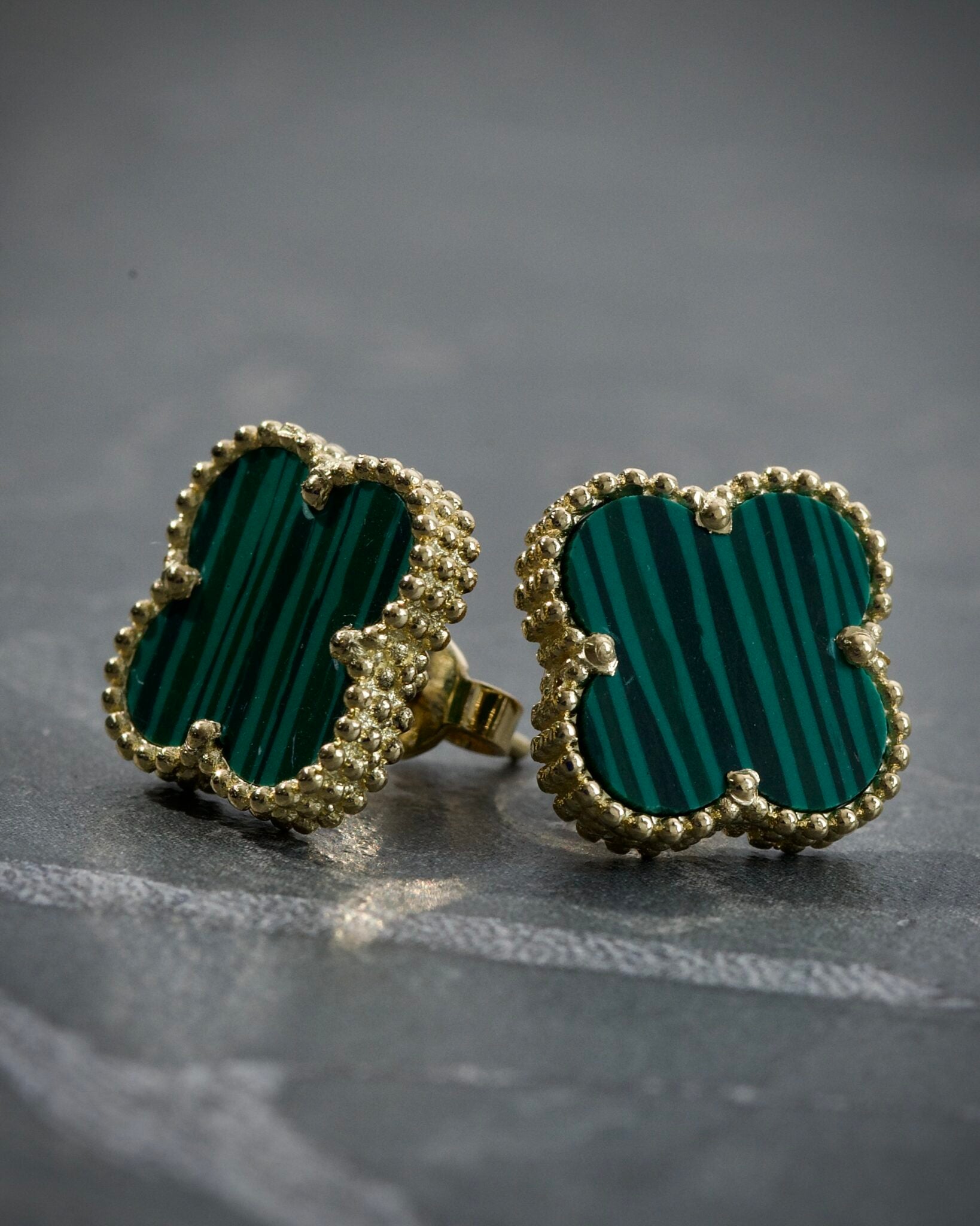Topos lucky clover piedra verde 3.9gr / Largo 1,2cm / Oro Amarillo lucky B