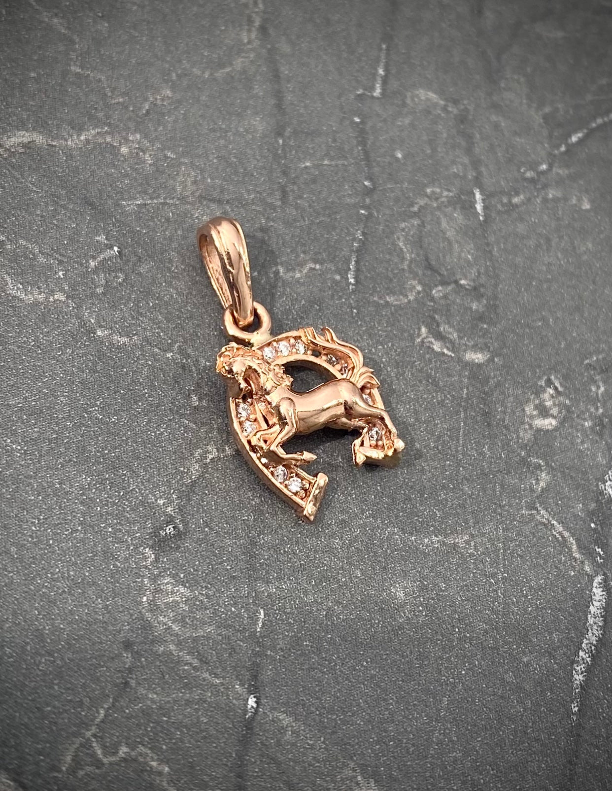 Dije de herradura con caballo 1.75gr / 2.1cm / Oro Rosado Nac B