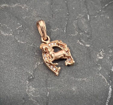 Dije de herradura con caballo 1.75gr / 2.1cm / Oro Rosado Nac B