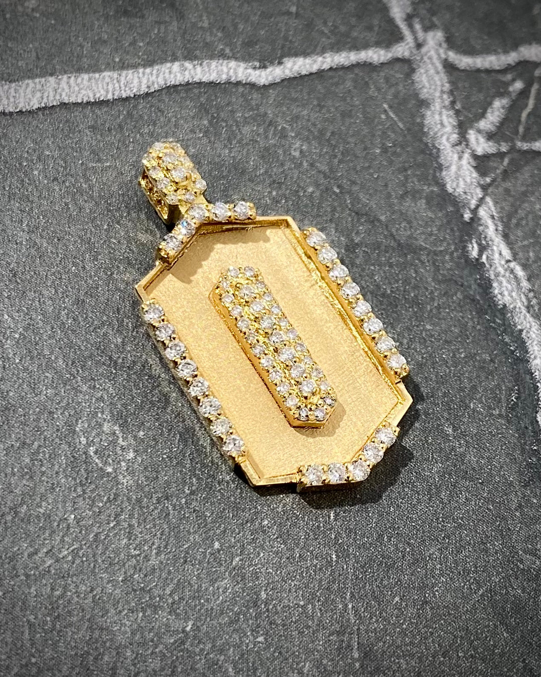 Dije de placa con 83 pts de Diamante blanco 4gr — Oro Amarillo