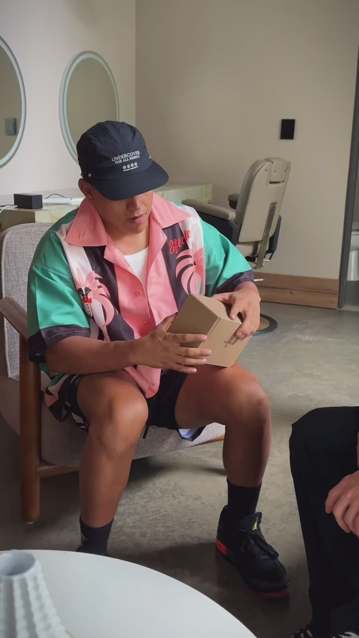 Cargar video: El creativo artista urbano que ha innovado en la música confía en Bracarli para sus joyas más exclusivas.