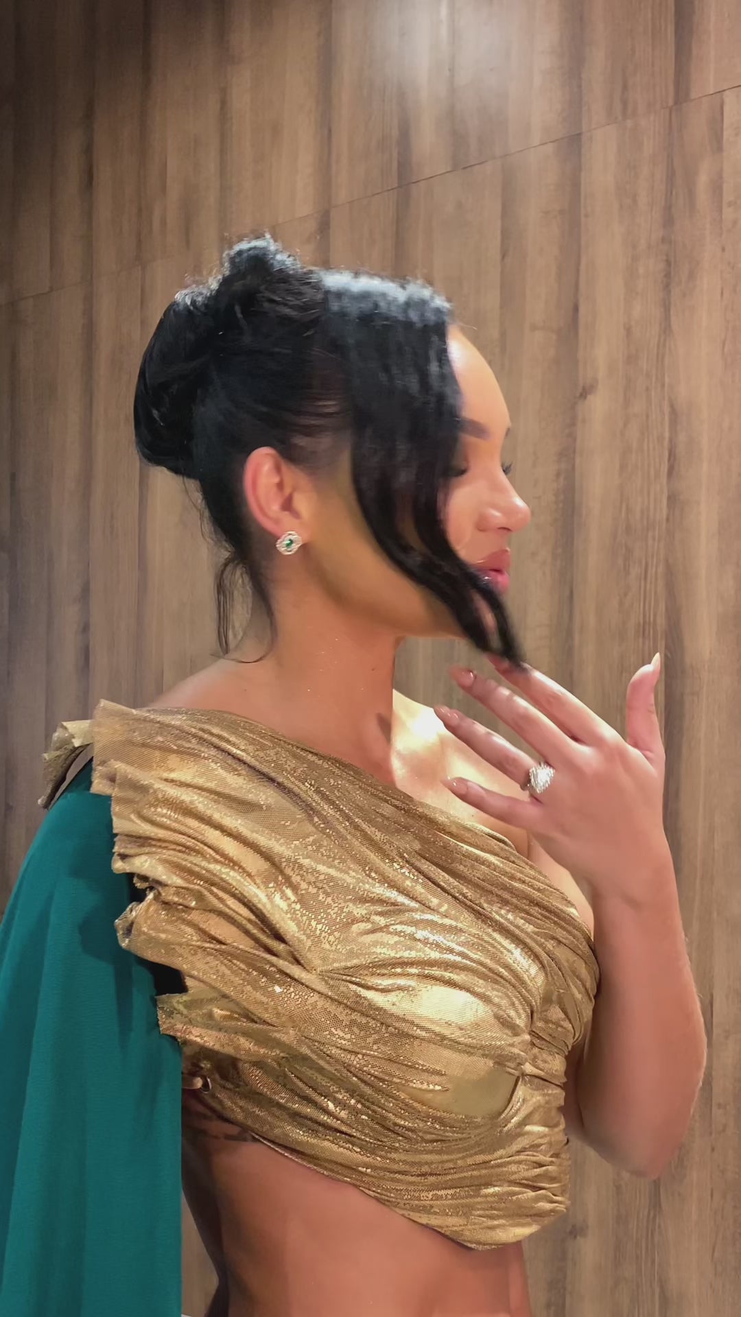 Cargar video: El joven talento del reggaetón que ha conquistado Colombia confía en Bracarli para sus joyas más exclusivas.