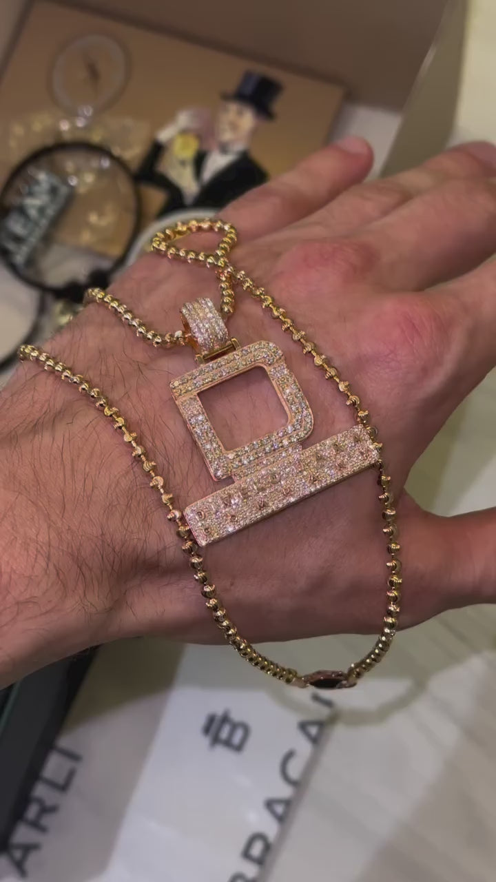 Cargar video: El joven talento del reggaetón que ha conquistado Colombia confía en Bracarli para sus joyas más exclusivas.