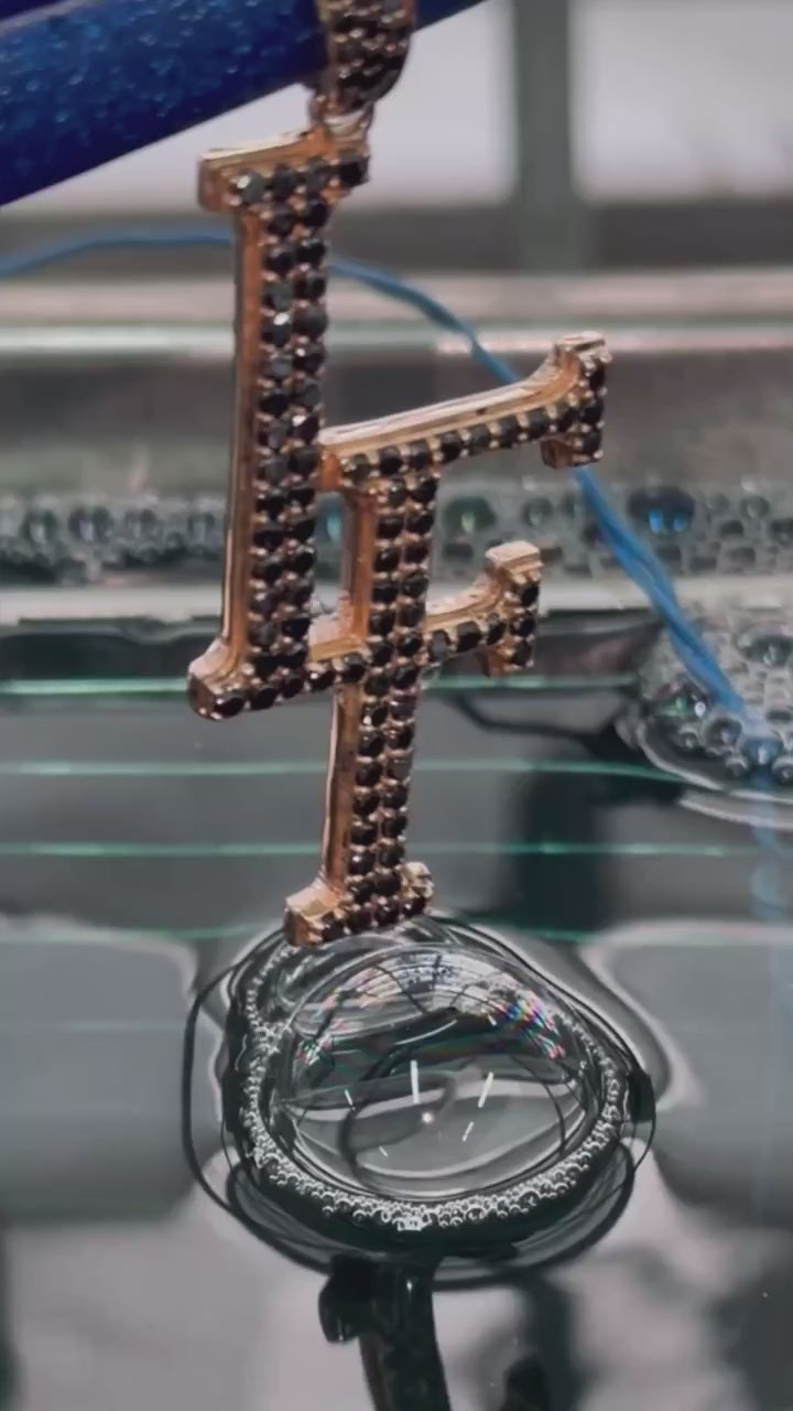 Cargar video: El legendario artista urbano que ha dejado huella en la música confía en Bracarli para sus joyas más exclusivas.