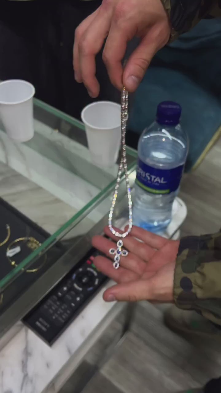 Cargar video: El joven talento del reggaetón que ha conquistado Colombia confía en Bracarli para sus joyas más exclusivas.