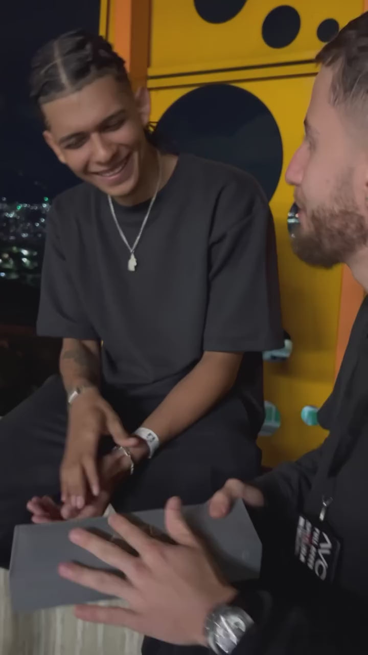 Cargar video: El talentoso artista urbano que ha marcado tendencia en la música confía en Bracarli para sus joyas más exclusivas.