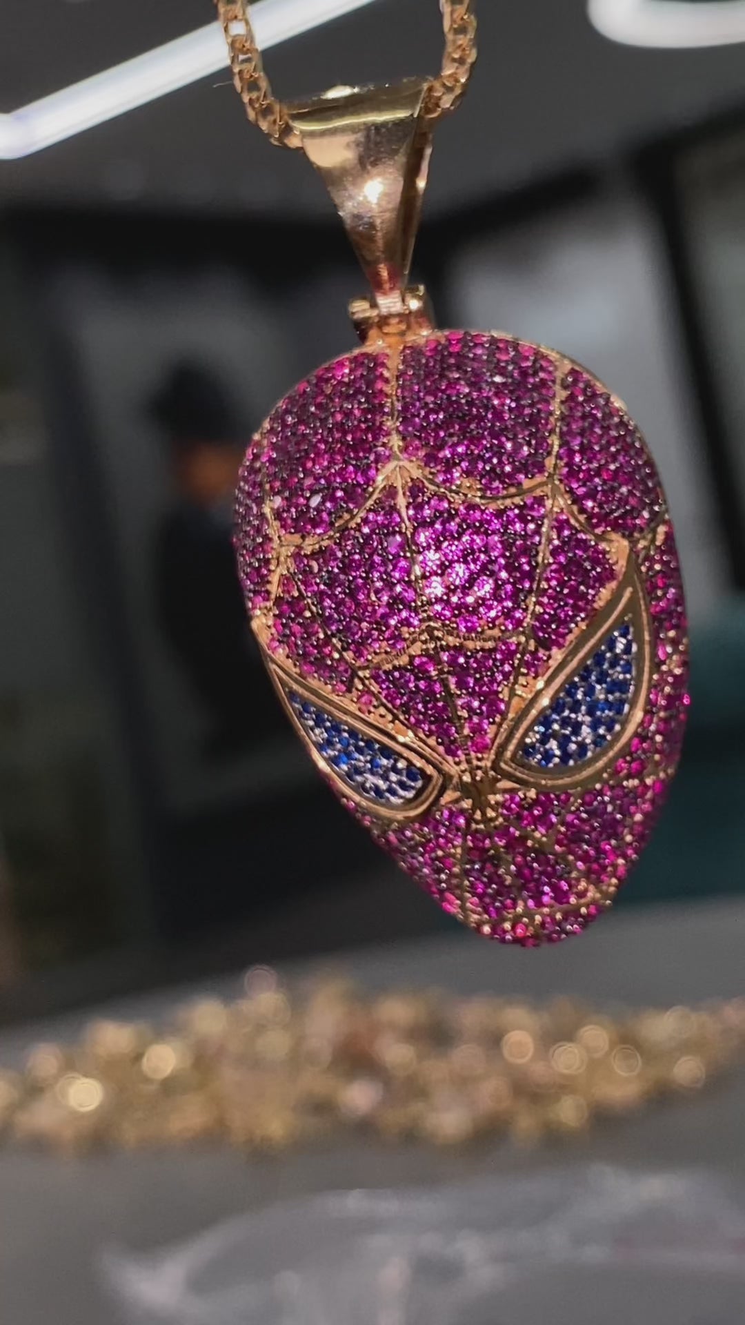 Cargar video: Transforma tus ideas en joyas únicas. Desde el concepto hasta la creación, te acompañamos en cada paso para materializar la joya de tus sueños.