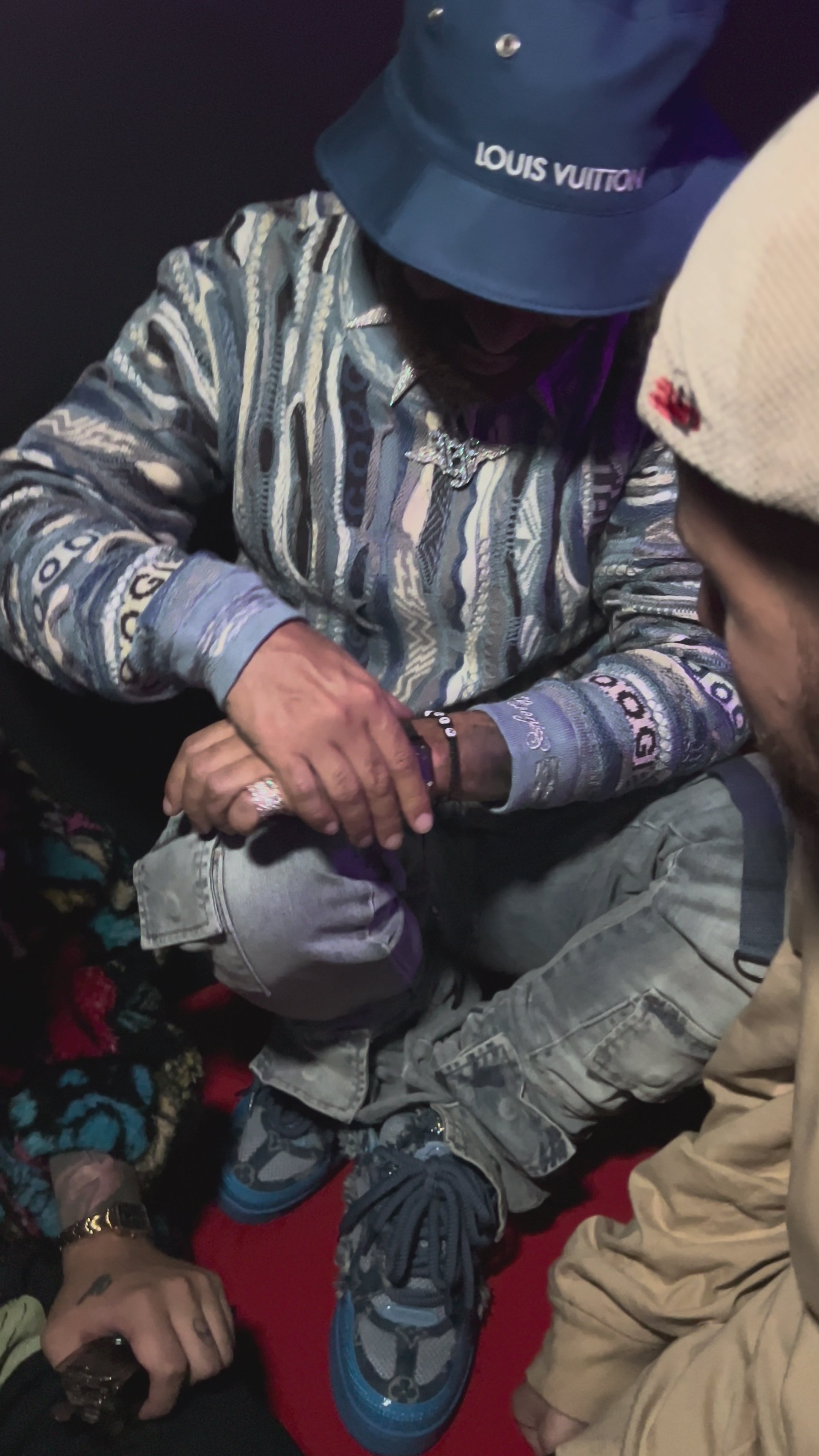 Cargar video: El carismático artista urbano que ha conquistado el público confía en Bracarli para sus joyas más exclusivas.