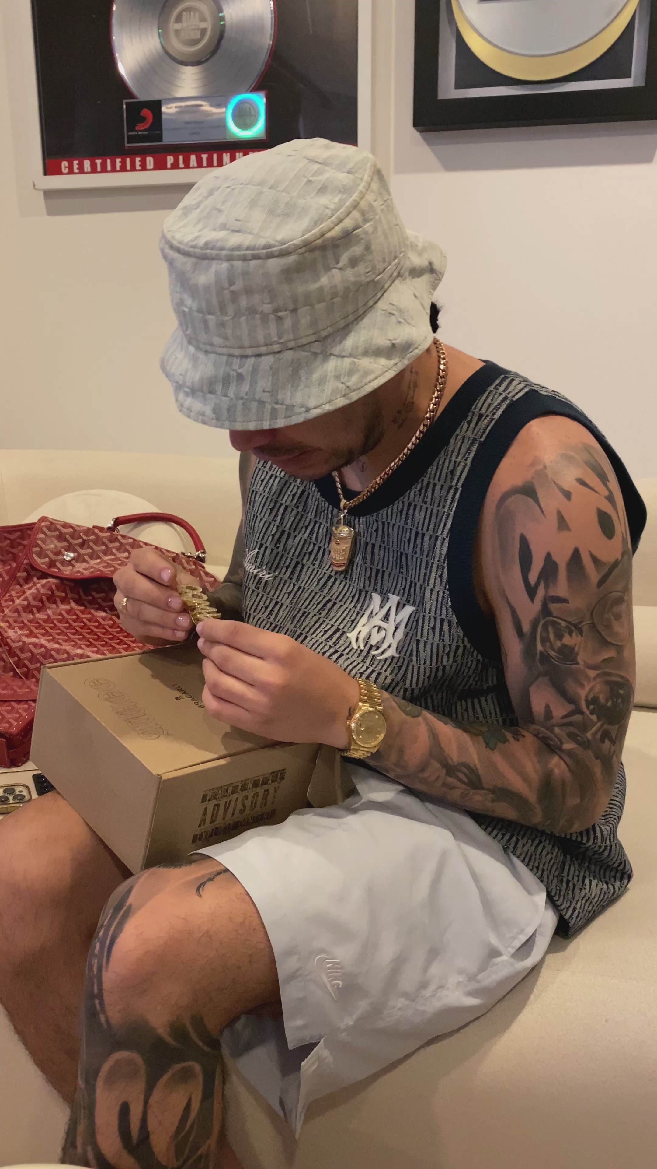 Cargar video: El joven talento del reggaetón que ha conquistado Colombia confía en Bracarli para sus joyas más exclusivas.