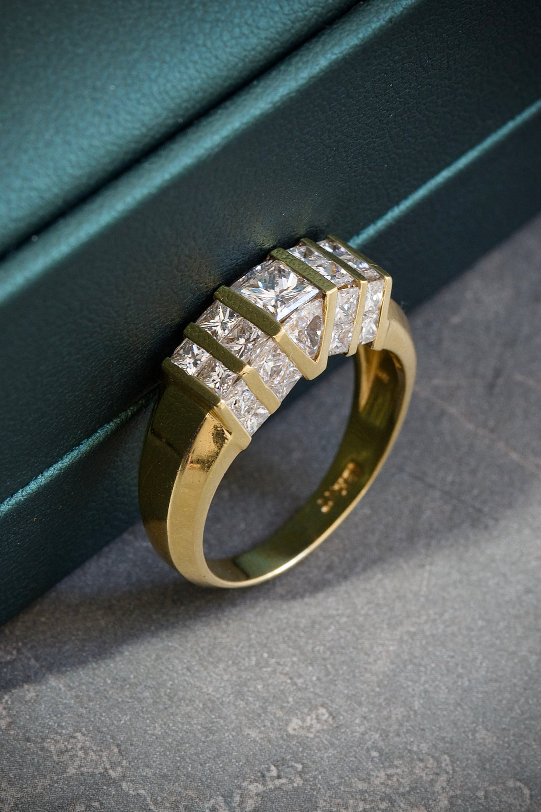 Anillo con diamantes 9.25gr Talla 9 1/4 Oro Amarillo — Oro Amarillo