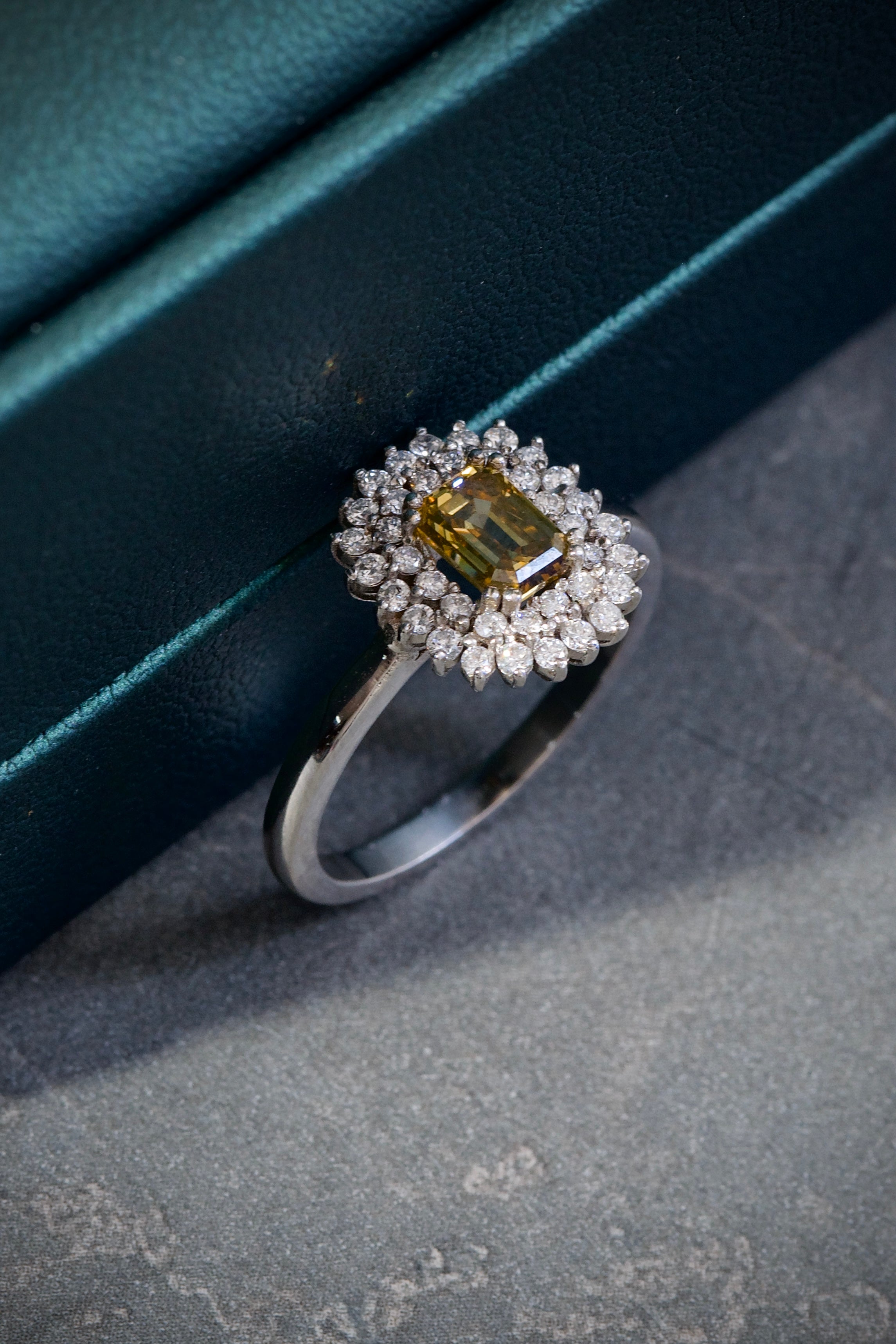 Solitario con diamantes 3.55gr Talla 6 1/4 Oro Amarillo (Joya) M