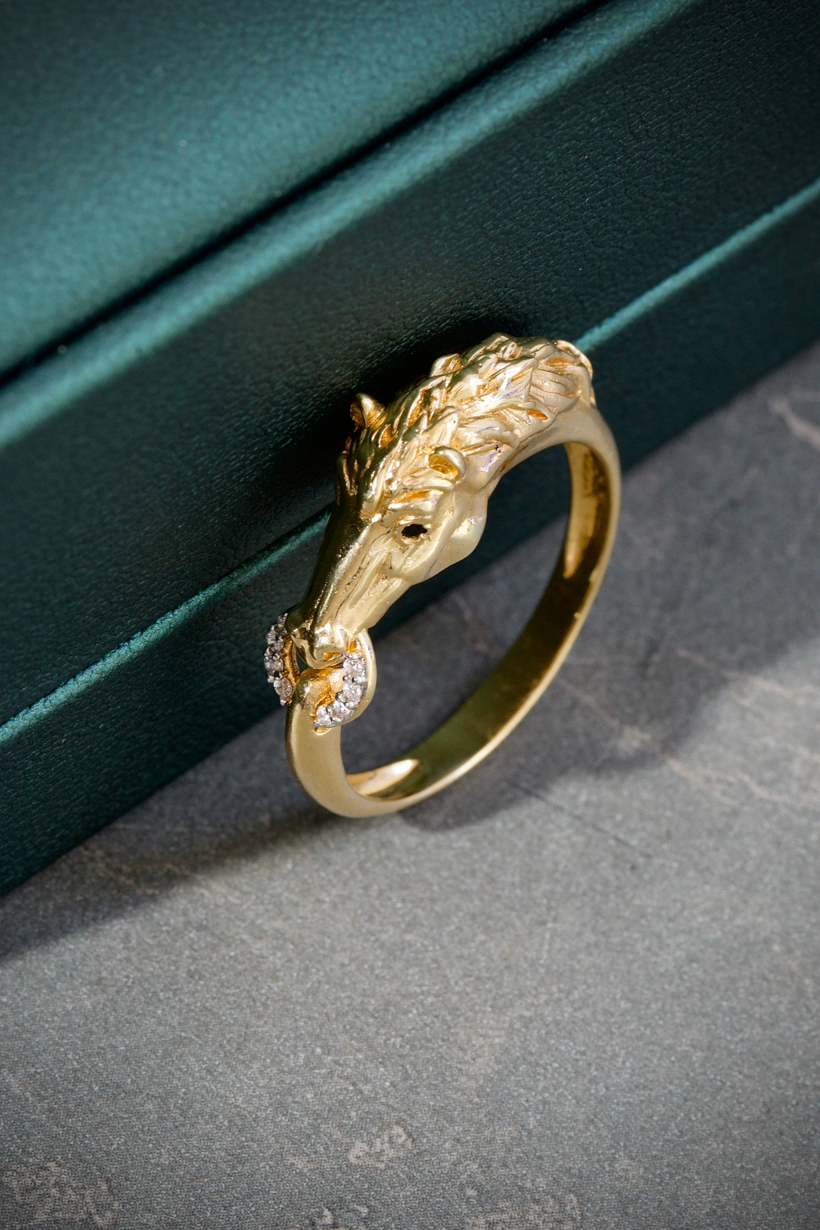 Anillo de caballo 6.5gr / Talla10 1/2  Oro Amarillo Nac M