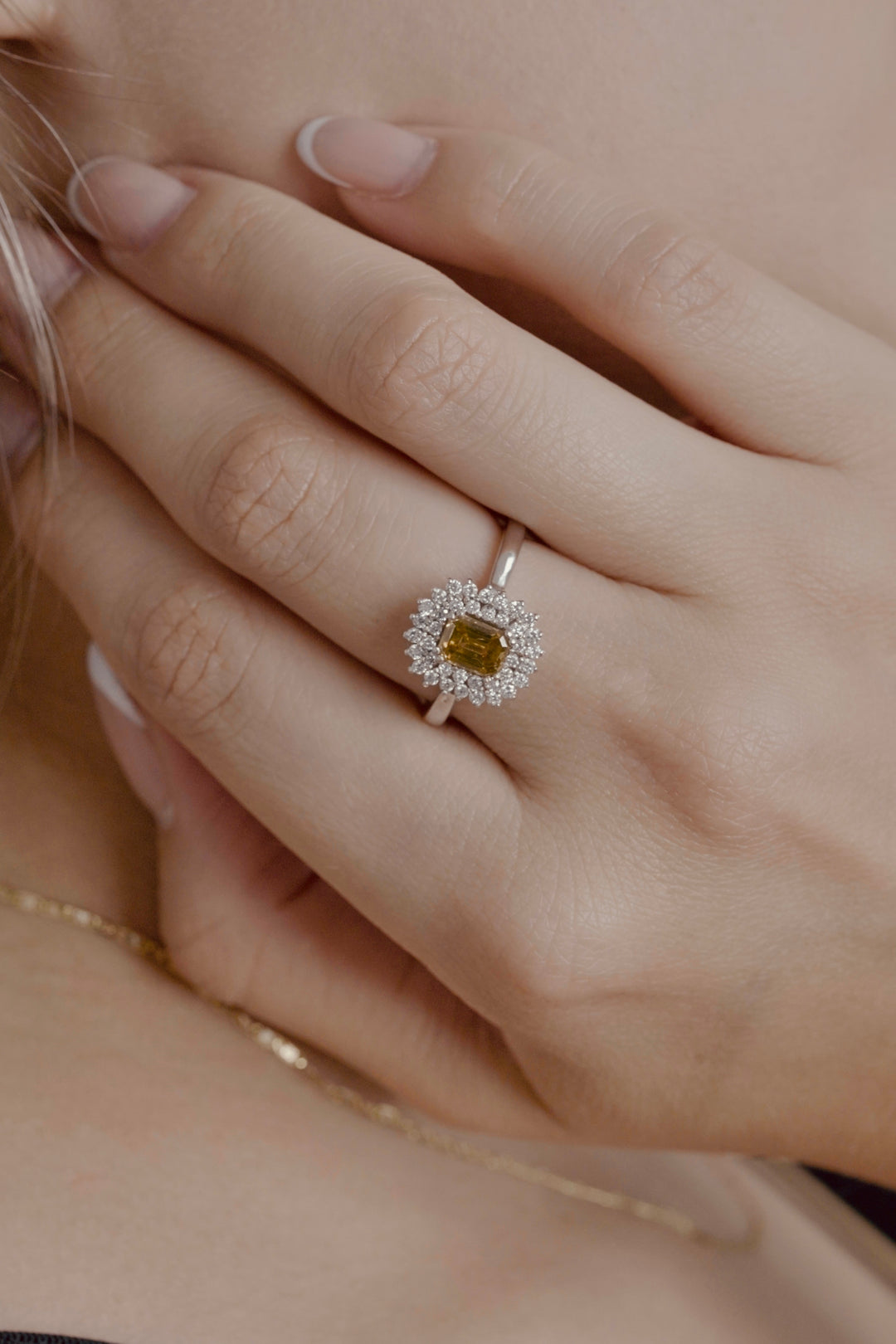 Solitario con diamantes 3.55gr Talla 6 1/4 Oro Blanco — Oro Blanco