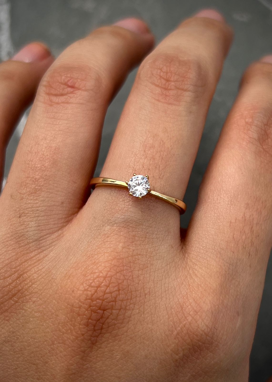 Solitario liso con swarovski blanco 1.85gr / Talla: 6 3/4 / Oro Amarillo Nac B