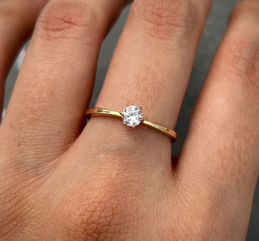 Solitario liso con swarovski blanco 1.85gr / Talla: 6 3/4 / Oro Amarillo Nac B