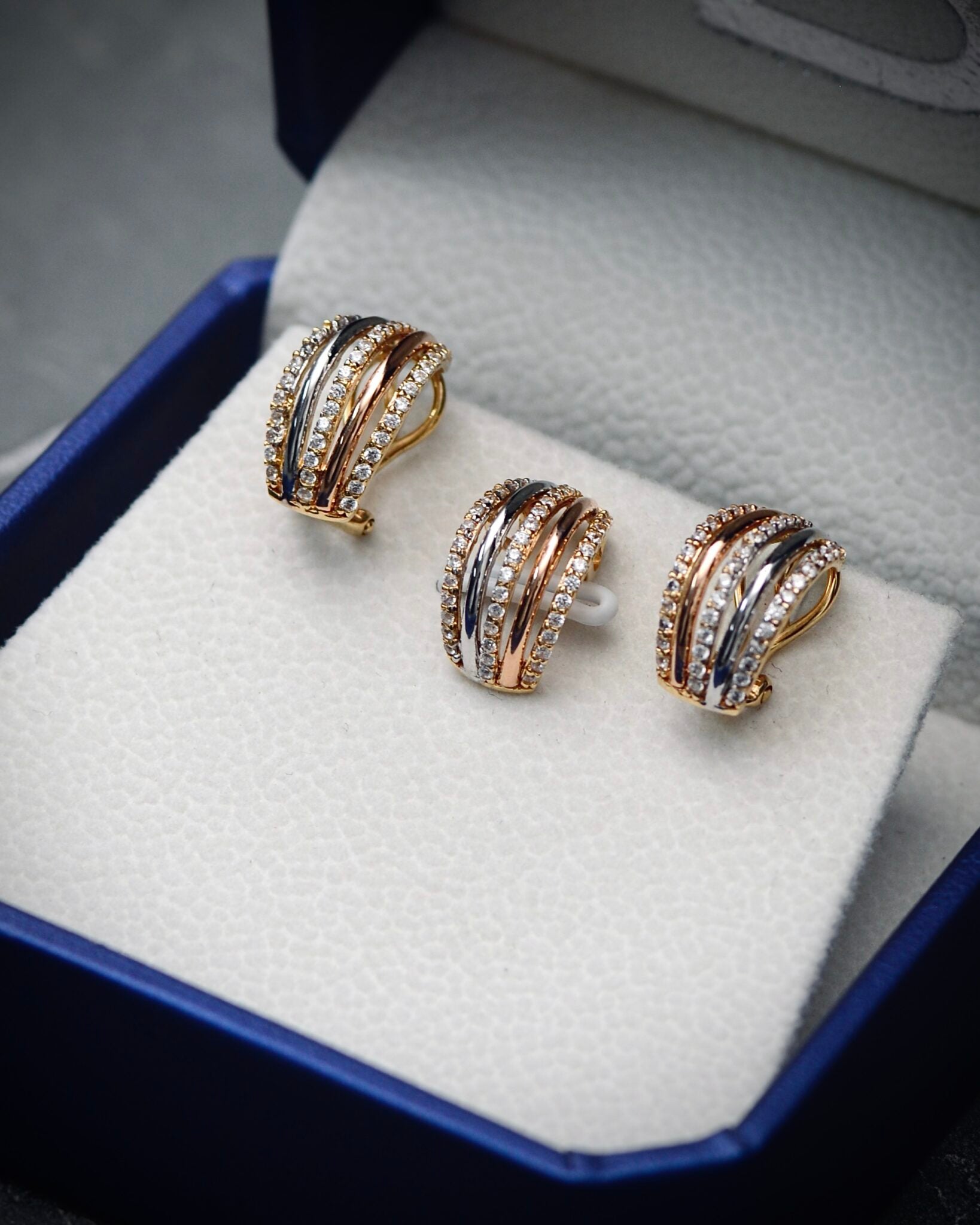 Dije con swarovski blanco. 1.5gr / 1.4cm / Tres Oros Nac B